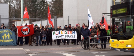 Gegendemonstranten in Britz Sued