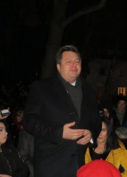 Innensenator Geisel redet zu den Demonstranten
