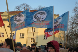 Demonstranten mit Fahnen Hufeisern gegen Rechts