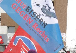 Foto einer Hufeisern-Fahne auf einer Kundgebung