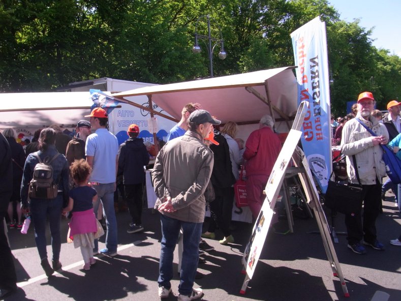 Der Stand von Hufeisern gegen Rechts auf dem Maifest 2018 des DBG