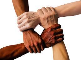 Hand in Hand als Zeichen von Zusammenhalt