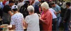Besucher beim Fest