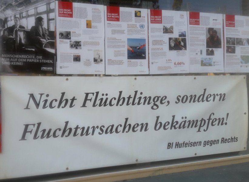 Informationstafeln von Hufeisern gegen Rechts