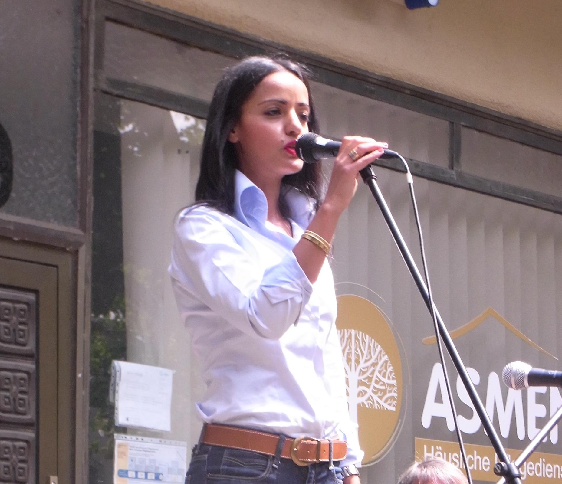 Sawsan Chebli als Sprecherin bei einer Stolpersteinverlegung