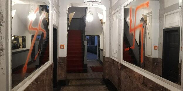 rechter Anschlag in einem Haus der Wildenbruchstraße