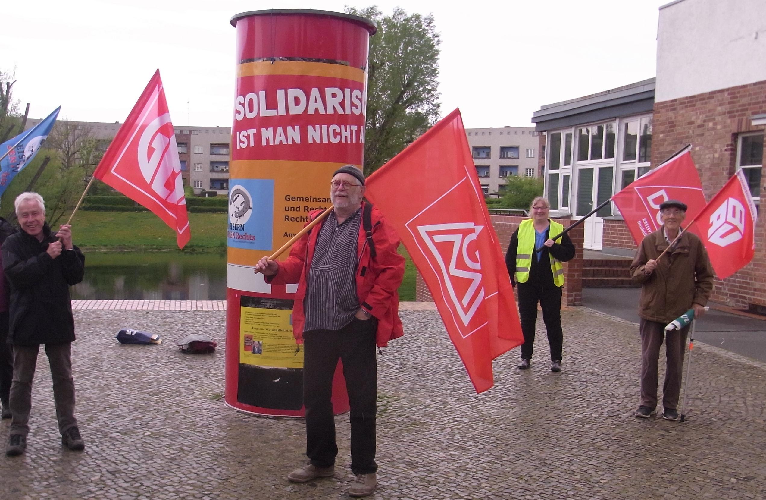 Die Säule mit angebrachtem DGB Plakat