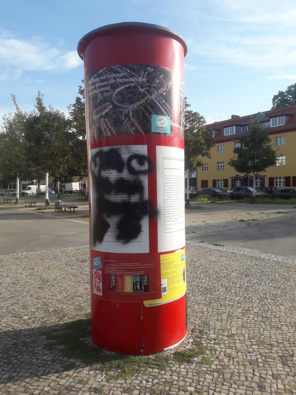 Foto der beschmierten Info-Säule