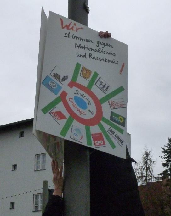 Ein Plakat hängt an einer Laterne