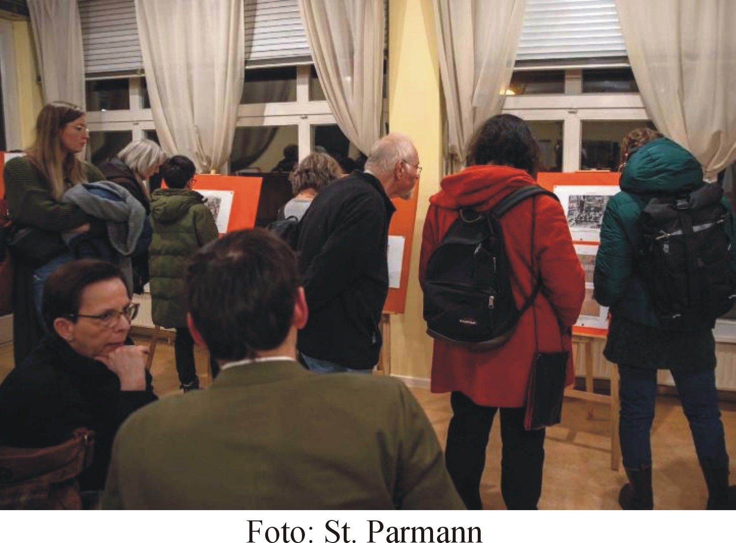 Die ersten Besucherinnen und Besucher der Ausstellung