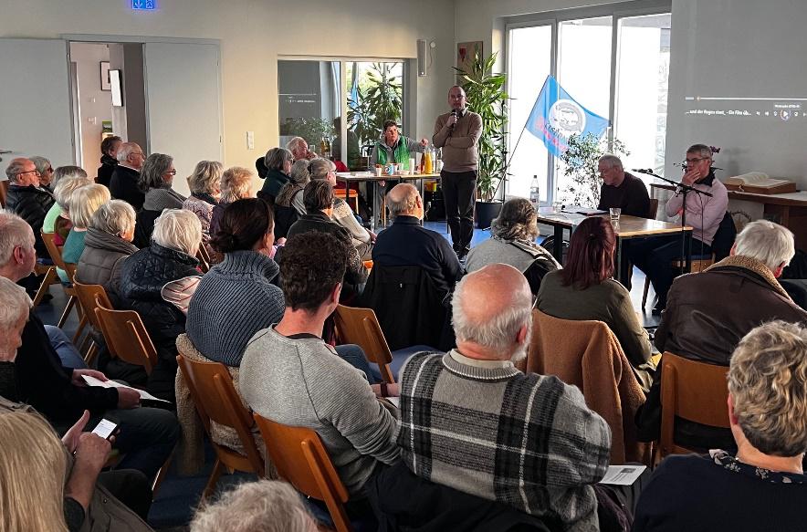 Foto des voll bestzten Saals in der Britzer Gemeinde der Berliner Stadtmission