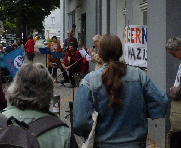 Foto der Ansprache für die Verlegung des Stolpersteins für Friedrich Rehmer