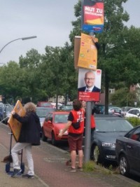 die Aktivisten beim Aufhängen der Plakate