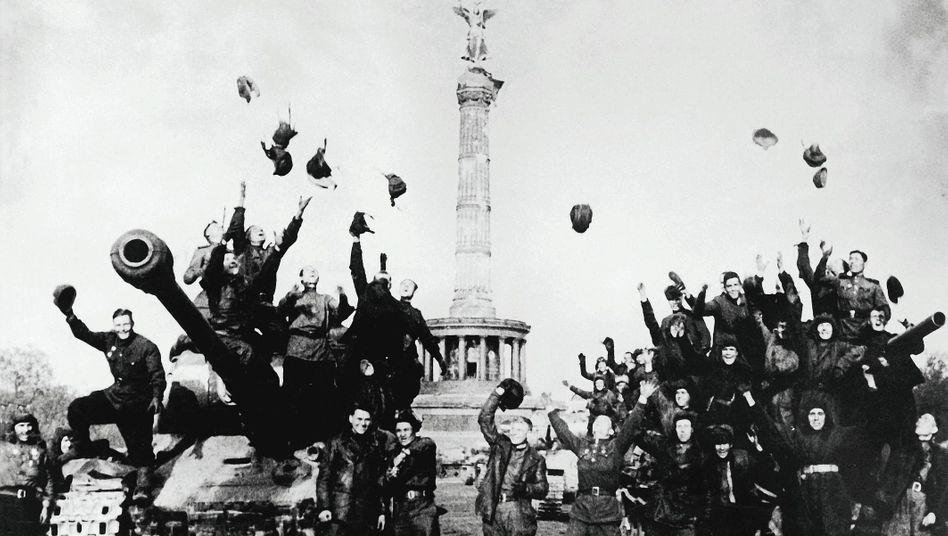feiernde Soldaten vor der Siegessaeule