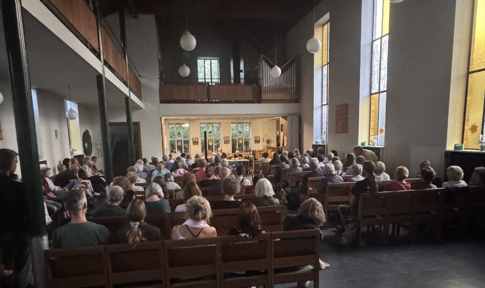 Der voll besetzte Kirchensaal der Hephata Gemeinde
