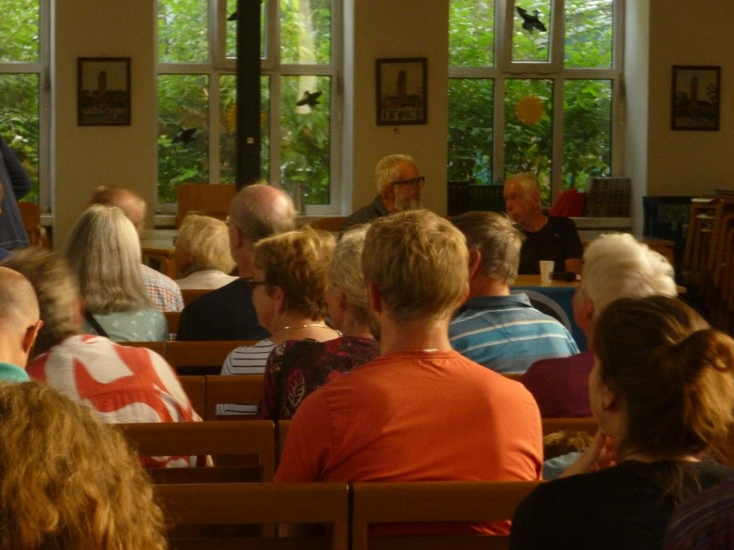 Blick aus dem Zuschauerraum auf das Podium der Veranstaltung